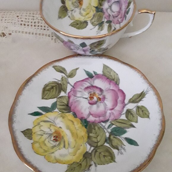VINTAGE Roslyn Fine Bone China Cup and Saucer - Rose Pattern - Made in England - Picture 3 of 8